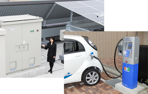 京都信用金庫桂支店様に納入した「創エネ」&「蓄エネ」型急速充電システム屋上の蓄電機能付急速充電器本体および太陽光発電パネル(写真左)と急速充電スタンド(写真右)