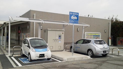 「十大新製品日本力(にっぽんぶらんど)賞」を受賞した太陽電池・蓄電池併設の低圧受電型EV用急速充電システム(名神高速道路 吹田SA)