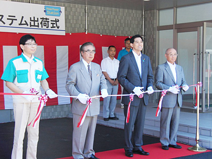 左から、ニチコンワカサ 小林工場長／ニチコン 武田会長／小浜市 松崎市長／ニチコン電源センター 村上センター長