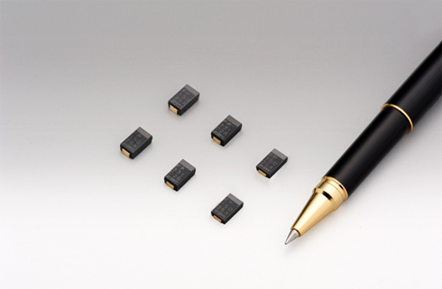 樹脂モールドチップ形導電性高分子アルミ固体電解コンデンサ　製品高さ３mm｢ＶＡ/ＶＢシリーズ｣（左から）製品高さ２mm｢ＵＡシリーズ」（右）