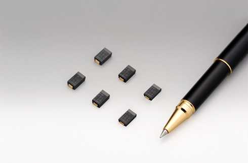 樹脂モールドチップ形導電性高分子アルミ固体電解コンデンサ 製品高さ3mm「VA/VBシリーズ」(左から)製品高さ2mm「UAシリーズ」(右)