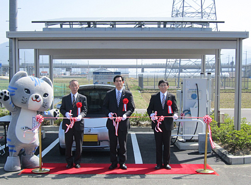 福井県小浜市　市長　松崎 晃治 様（中央）、株式会社まちづくり小浜　代表取締役社長（小浜市副市長）東 武雄 様（左）、ニチコンワカサ株式会社　工場長　小林 宏樹（右）