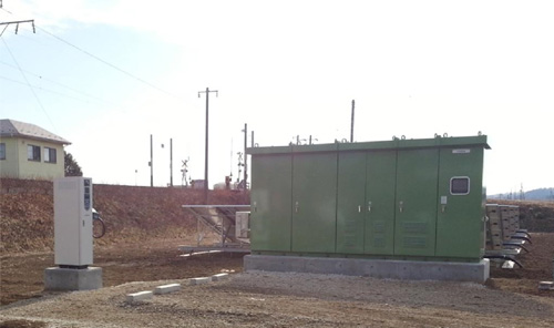 農業用充電ステーション（写真左：充電部、写真中央：蓄電部）
